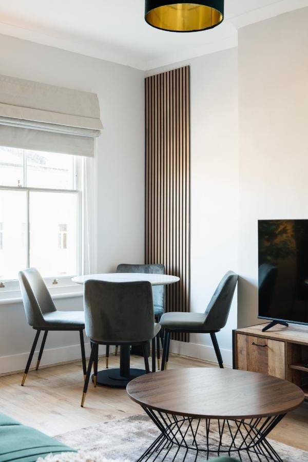 Stunning & Stylish 2 Bed Flat In West Appartamento Londra