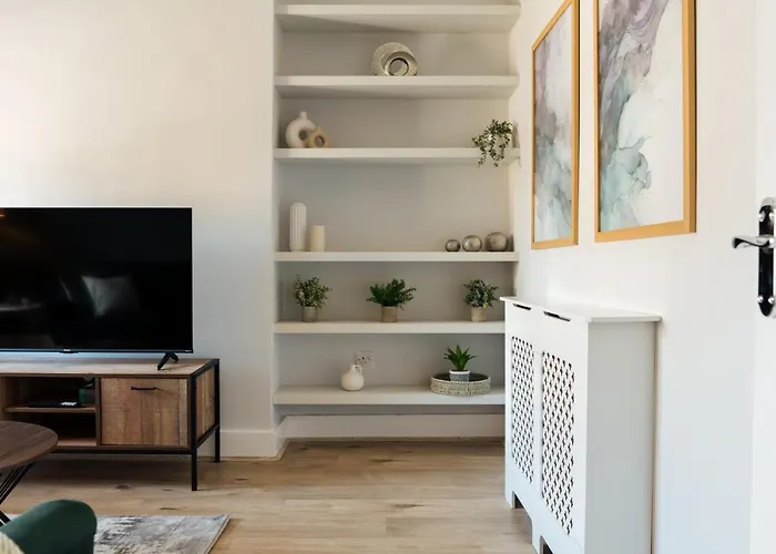 Stunning & Stylish 2 Bed Flat In West London