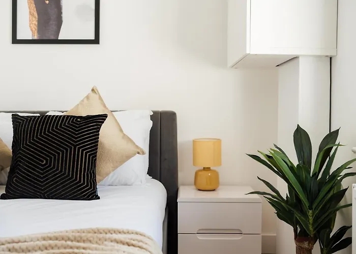 Stunning & Stylish 2 Bed Flat In West London