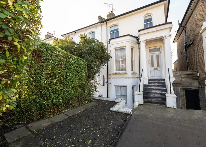 Stunning & Stylish 2 Bed Flat In West London